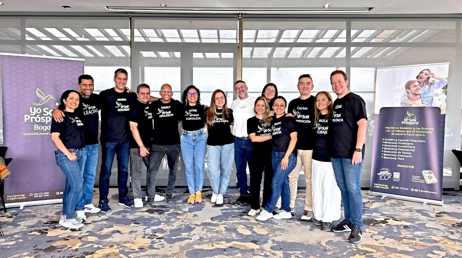 Integrantes del equipo de Yo Soy Próspero, sonrientes, con camisetas negras que dicen «Yo soy» seguido de un valor como buenas vibras, libertad o música.